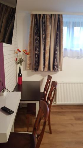 a table and two chairs in a room with a window at CariSSA Ferienwohnung - mit THERMEplus in Bad Bevensen