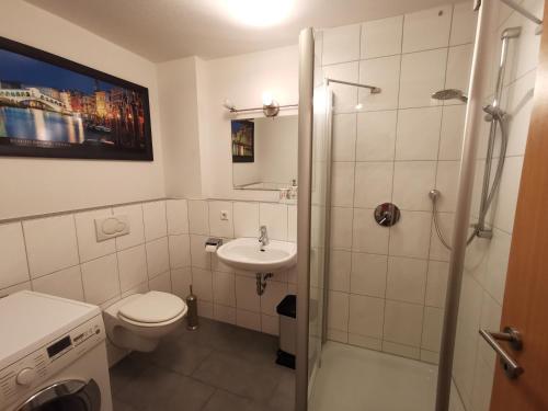 Et badeværelse på modernes Appartement Schwarzwald Nähe Freiburg