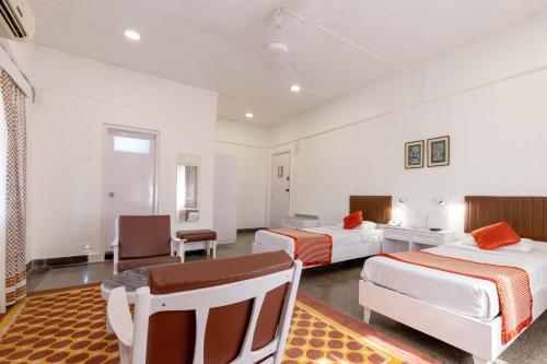 Ένα ή περισσότερα κρεβάτια σε δωμάτιο στο West End Hotel Opp Bombay Hospital