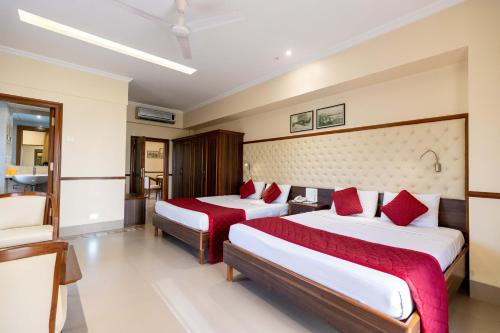 Ένα ή περισσότερα κρεβάτια σε δωμάτιο στο West End Hotel Opp Bombay Hospital