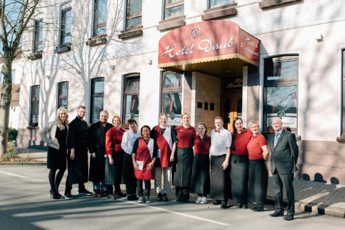 eine Gruppe von Personen, die vor einem Gebäude stehen in der Unterkunft Hotel Daub in Bremervörde