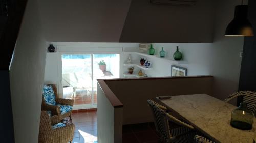 uma cozinha com mesa e cadeiras e uma janela em RMP60 Luminoso Duplex Residencial Marina del Port Calafat em L'Ametlla de Mar