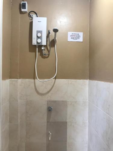 A bathroom at Malapascua Budget Inn MBI DIVE CENTER