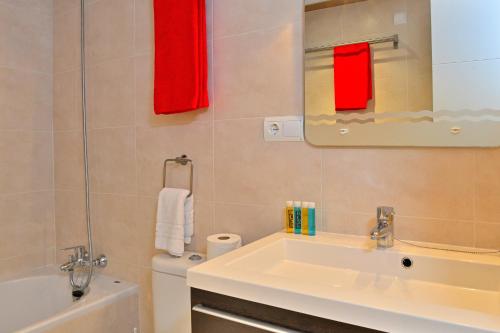 A bathroom at MyFlats La Palma