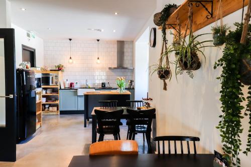 een keuken en eetkamer met een tafel en stoelen bij Bij Jans in Hilvarenbeek