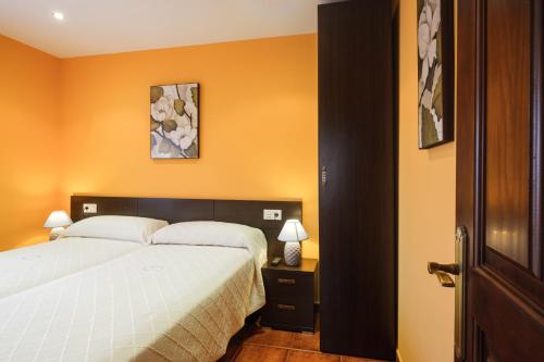 Postel nebo postele na pokoji v ubytování Apartamentos de Herminia