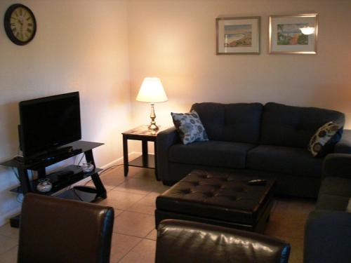 uma sala de estar com um sofá e uma televisão em Midnight Cove #714, Bayside in Siesta Key, FL em Siesta Key