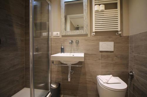 フィレンツェにあるBell Tower Studio Apartmentの洗面台、トイレ、シャワー付きのバスルーム