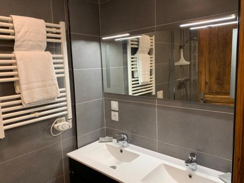 ein Bad mit einem Waschbecken und einem Spiegel in der Unterkunft RIBEAUVILLE city center - Gîte des Ménétriers, LES VIEILLES VIGNES - in Ribeauvillé