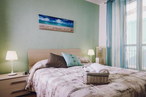 1 dormitorio con 1 cama y vistas a la playa en Agorà Bisceglie, en Bisceglie