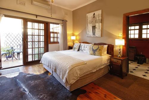 En eller flere senge i et værelse på Bluegum Hill Guesthouse & Apartments - Loadshedding-Lights & WIFI always on