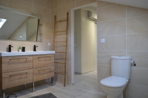 Bathroom sa Villa au coeur du Gers avec vue sur les Pyrénées