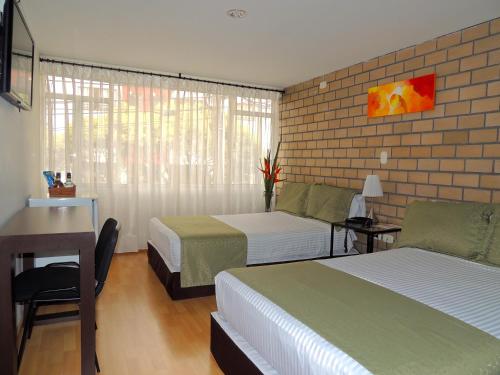 Giường trong phòng chung tại Hotel Portal de Milán