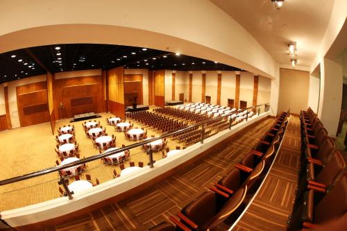 an overhead view of an auditorium with tables and chairs at Gran Bourbon Hotel Asuncion in Asuncion