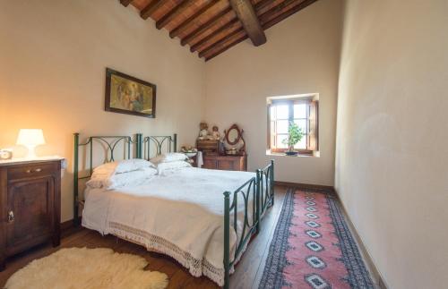 un dormitorio con una cama y una ventana en podere Sanlorenzo, en Carmignano