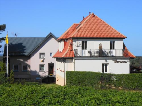 Casa blanca con techo rojo en Willa Kotwica, en Jastrzębia Góra