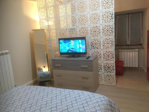a bedroom with a tv on top of a dresser at Pretoria House in Potenza