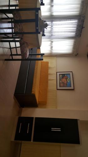 un escalier dans une pièce avec une photo sur le mur dans l'établissement Anto Jujuy, à San Salvador de Jujuy