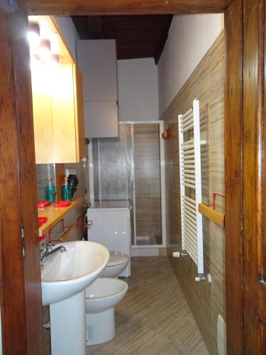 a bathroom with two toilets and a sink at Non ditelo al Duca - La Cappuccina in Spoleto