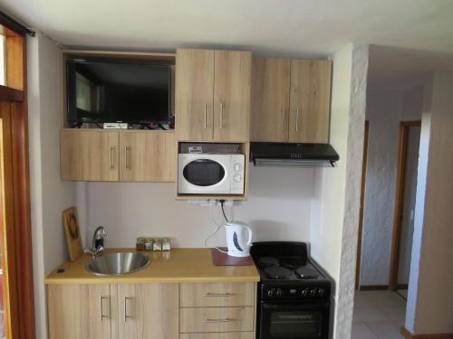 Dapur atau dapur kecil di Haus Victoria Self Catering Cottages