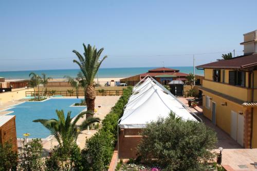Výhľad na bazén v ubytovaní Case Vacanze Ancora alebo v jeho blízkosti