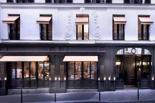 una fachada de un edificio blanco con ventanas en Maison ELLE Paris, en París