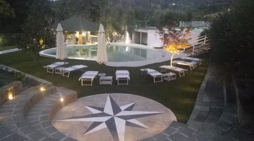 basen z krzesłami i gwiazdą na podwórku w obiekcie Country house "L'isola che non c'è" w mieście Ancona