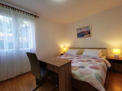 Comfortable 3* Apartment Lapad Center tesisinde bir odada yatak veya yataklar
