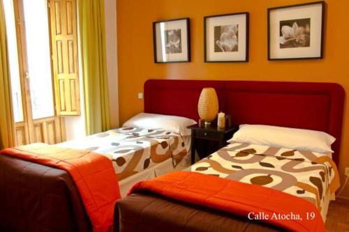 マドリードにあるアパルタメントス マドリードのベッドルーム1室(ベッド2台、椅子付)