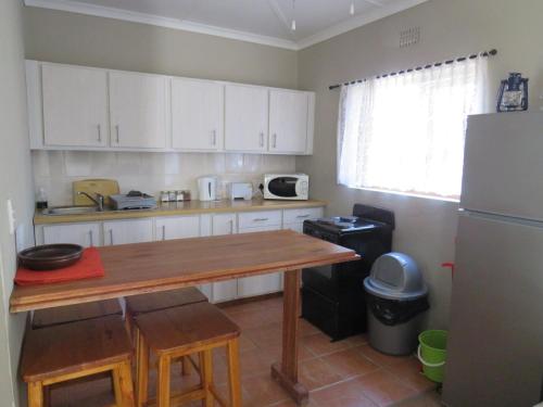 Dapur atau dapur kecil di Haus Victoria Self Catering Cottages