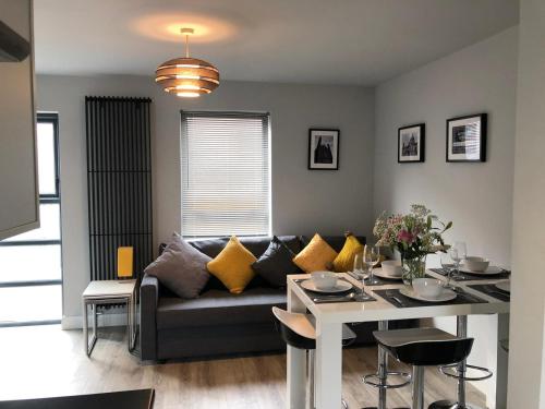 a living room with a couch and a table at City Centre Townhouse-3 Bedrooms & Parking - Excellent Location in Belfast