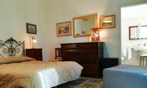 una camera con letto, cassettiera e specchio di Persio31 a Matera