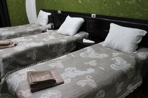 una camera con due letti e un vassoio di Hotel Zarafshon in Dushanbe a Dushanbe