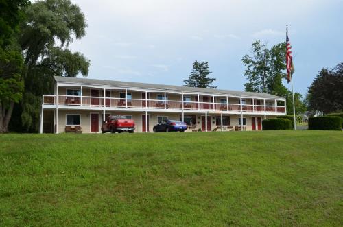 a large building with cars parked in front of it at Cozy Corner Motel in Williamstown