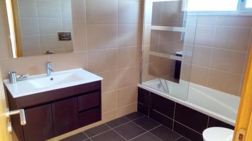 Et badeværelse på Apartamento O Jardins da Marina