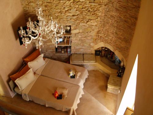een kamer met een tafel en een stenen muur bij DonQuihotel Chalet in Karvounádhes