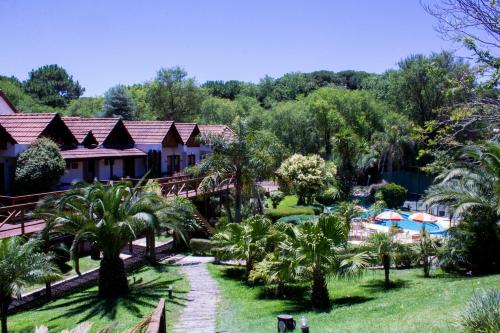 Blick auf das Resort vom Garten aus in der Unterkunft San Remo Villa Corral Apart in Carilo