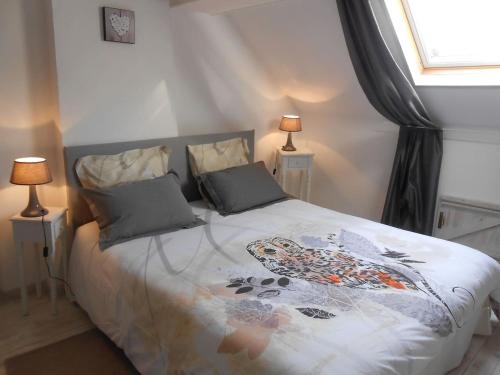 A bed or beds in a room at La Maison de Sennevoy