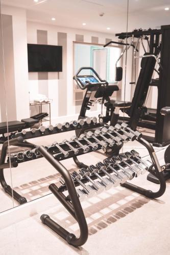 Das Fitnesscenter und/oder die Fitnesseinrichtungen in der Unterkunft Hotel Eiffel Blomet
