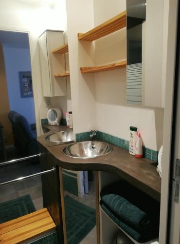 - une salle de bains avec deux lavabos dans l'établissement la petite maison 05, à Trescléoux