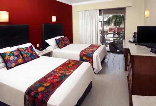 เตียงในห้องที่ Adhara Hacienda Cancun