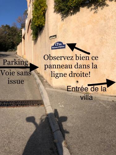 Les Grimaldines - Maison d'Hôtesに飾ってある許可証、賞状、看板またはその他の書類