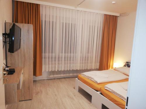 ハンブルクにあるザ ホステルのベッドと窓が備わるホテルルーム
