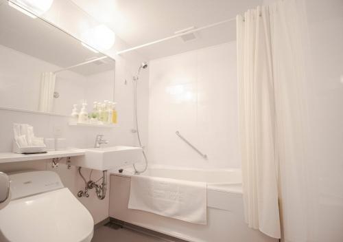 e bagno con servizi igienici, lavandino e vasca. di Arakawa-ku - Hotel / Vacation STAY 21943 a Tokyo