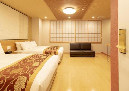 Pokój hotelowy z 2 łóżkami i krzesłem w obiekcie Arakawa-ku - Hotel / Vacation STAY 22245 w Tokio