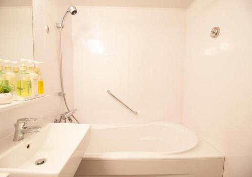 un bagno bianco con lavandino e vasca di Arakawa-ku - Hotel / Vacation STAY 21943 a Tokyo