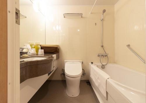 La salle de bains est pourvue de toilettes, d'un lavabo et d'une baignoire. dans l'établissement Arakawa-ku - Hotel / Vacation STAY 22245, à Tokyo