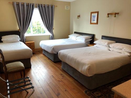Postel nebo postele na pokoji v ubytování St Martin's, Rosslare Harbour Guest Accommodation