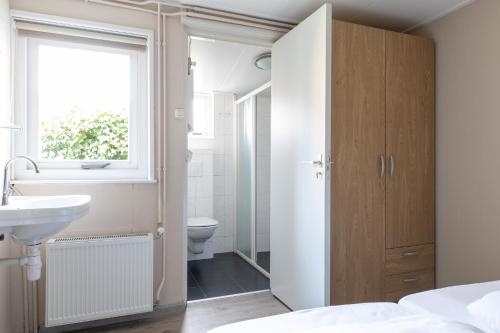 un baño con lavabo e inodoro en T Dûnpantke, en Hollum