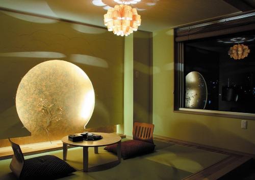 un soggiorno con tavolo, sedie e lampadario pendente di Arakawa-ku - Hotel / Vacation STAY 21933 a Tokyo